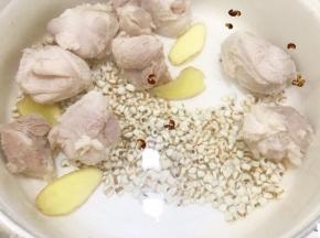 一次性加入足量的水
大火滚开后转小火煲20分钟