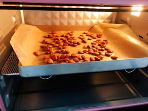 杏仁洗净放入烤箱里烤熟备用