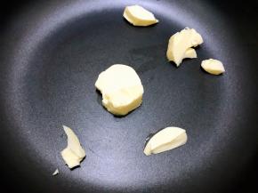平底锅里加入黄油，最好火加热至黄油融化