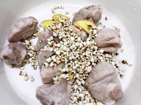 汤锅里重新放入猪展，花椒，姜片，薏仁