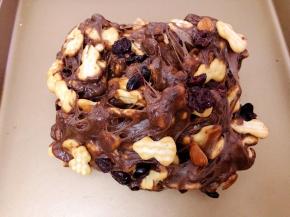 转至不沾烤盘里揉匀