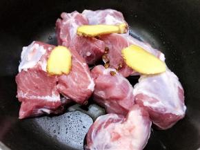 锅里放入猪展，姜片，花椒，料酒