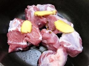 锅里放入猪展，姜片，花椒，料酒