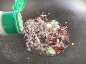 放入少许的白胡椒粉。