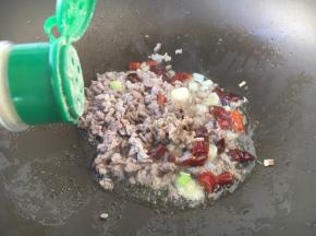 放入少许的白胡椒粉。