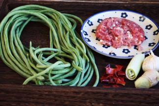 主要食材：肉末和豇豆。