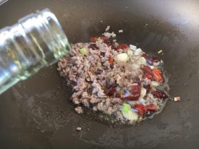 放入1勺的料酒。