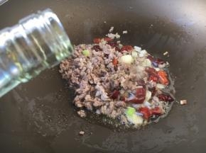 放入1勺的料酒。