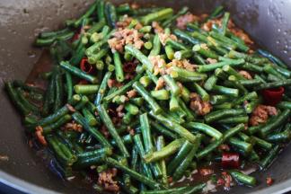 关火，淋入1小勺的花椒油，翻炒均匀即可。