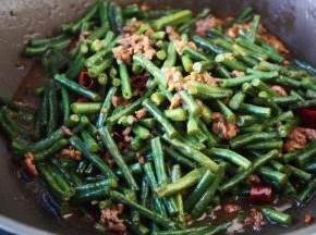 关火，淋入1小勺的花椒油，翻炒均匀即可。