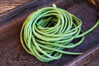 豇豆用淡盐水浸泡20分钟，清洗干净，沥干水分。