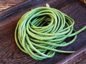 豇豆用淡盐水浸泡20分钟，清洗干净，沥干水分。