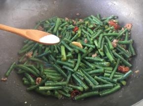 放入适当的盐调味。