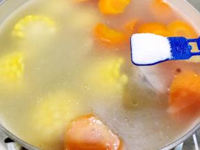 起锅前按照自家口味加入适量盐调味即可