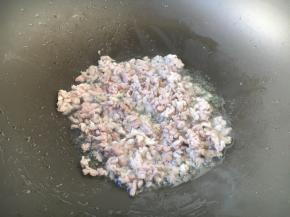 热锅凉油放入肉末，翻炒至变色。