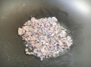 热锅凉油放入肉末，翻炒至变色。