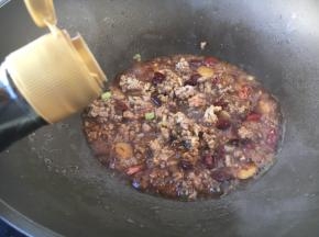 放入1勺的酱油，翻炒均匀。