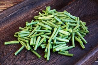 将豇豆切成寸段。