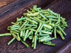 将豇豆切成寸段。