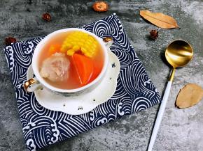 一碗清淡不油腻的玉米胡萝卜薏仁猪展汤就做好了