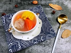 一碗清淡不油腻的玉米胡萝卜薏仁猪展汤就做好了