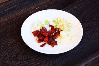 准备辅助食材：干辣椒、葱花、姜末，蒜片。
干辣椒需洗干净，用清水把辣椒泡约10分钟左右，然后用厨房用纸吸干水分。
