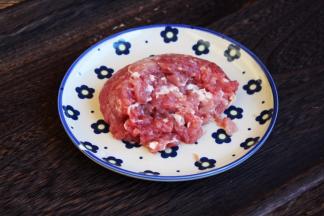 肉末选用的是梅花肉，将梅花肉切成小小的肉粒状。
或者在买肉时请商家用机器绞三遍，这样的肉末不同于肉馅的肉末，它呈颗粒状，吃起来有嚼头。
