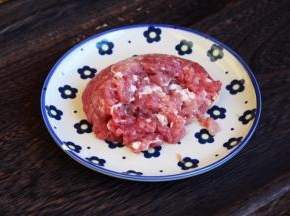 肉末选用的是梅花肉，将梅花肉切成小小的肉粒状。
或者在买肉时请商家用机器绞三遍，这样的肉末不同于肉馅的肉末，它呈颗粒状，吃起来有嚼头。
