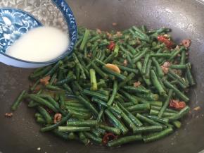 转中火，淋入适量的水淀粉勾芡。