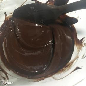 以上配方适用于学厨HELLOKITTY纸杯模具4-5个用量。
巧克力加黄油隔水加热搅拌融化。