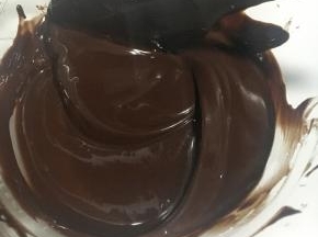 以上配方适用于学厨HELLOKITTY纸杯模具4-5个用量。
巧克力加黄油隔水加热搅拌融化。