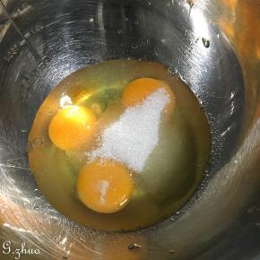 鸡蛋加白砂糖打匀备用。