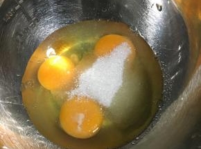 鸡蛋加白砂糖打匀备用。