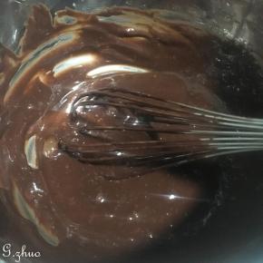 把融化的巧克力倒入鸡蛋里拌匀。