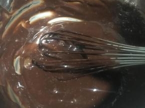 把融化的巧克力倒入鸡蛋里拌匀。