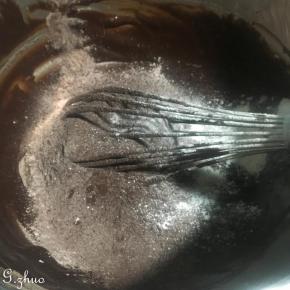 再过刷入低粉，可可粉，泡打粉，加入食盐再次拌匀