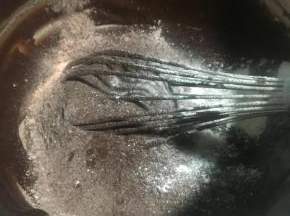 再过刷入低粉，可可粉，泡打粉，加入食盐再次拌匀