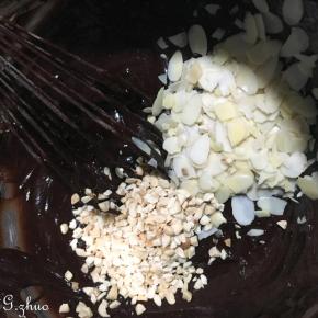 加进自已喜欢吃的干果，杏仁片或是花生仁都是可以的稍微拌匀即可。