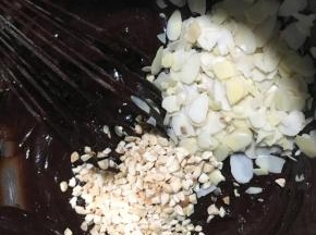 加进自已喜欢吃的干果，杏仁片或是花生仁都是可以的稍微拌匀即可。