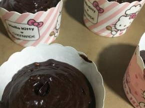 倒入纸杯模具7分满就够了。