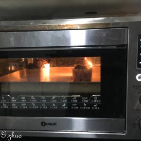 烤箱180度预热3分钟，上下火，放入中层，烘烤20分钟。