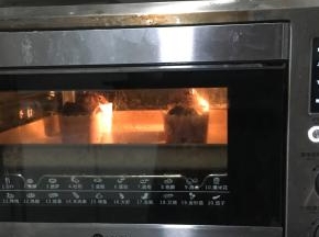 烤箱180度预热3分钟，上下火，放入中层，烘烤20分钟。