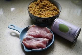 备好如图所用食材，一份榨辣椒，猪肉，轻养鲜米一罐。