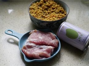 备好如图所用食材，一份榨辣椒，猪肉，轻养鲜米一罐。