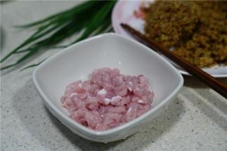 将猪肉洗切成丁备用。