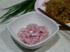 将猪肉洗切成丁备用。