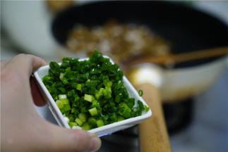 再加入葱花一并炒至葱花出味。