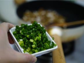 再加入葱花一并炒至葱花出味。