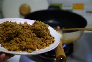 然后再加入榨辣椒一同炒至出味。