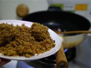 然后再加入榨辣椒一同炒至出味。